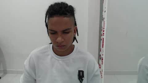 Snapshot of hispanic_boy chatting on January 2025 03:09:01 AM Juan c online show from January 2025 03:09:01 AM