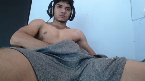 Snapshot of hispanic_boy chatting on April 2026 04:10:02 AM Juan c online show from April 2026 04:10:02 AM