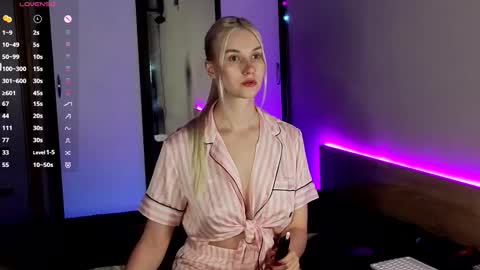 Snapshot of hitchcocianblonde_ chatting on October 2025 06:03:01 PM Mary online show from October 2025 06:03:01 PM