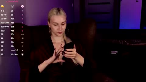 Snapshot of hitchcocianblonde_ chatting on October 2025 07:14:02 PM Mary online show from October 2025 07:14:02 PM