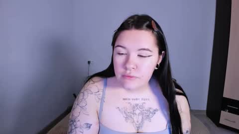 Snapshot of hitomi2 chatting on November 2025 09:06:02 AM Dina online show from November 2025 09:06:02 AM