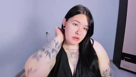 Snapshot of hitomi2 chatting on November 2025 08:20:01 AM Dina online show from November 2025 08:20:01 AM