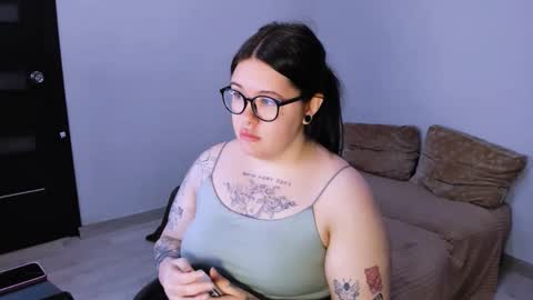 Snapshot of hitomi2 chatting on December 2025 07:57:02 AM Dina online show from December 2025 07:57:02 AM