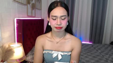 hoelymolly online show from April 2026 02:27:02 AM