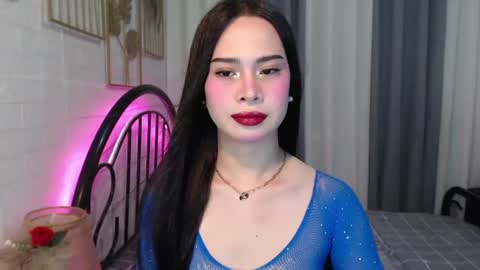 hoelymolly online show from June 2026 06:22:02 PM