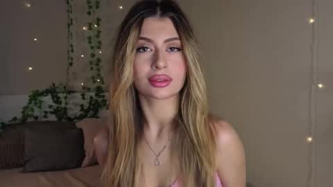 Snapshot of holayoula chatting on November 2025 08:06:01 AM Moni Monica online show from November 2025 08:06:01 AM