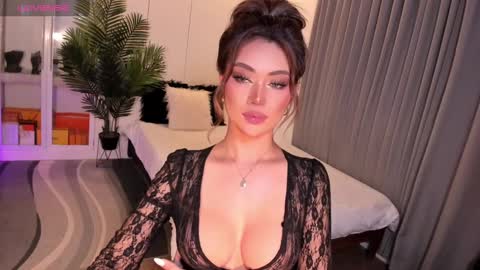 Snapshot of holee_laura chatting on March 2025 05:54:01 PM Ms. Laura online show from March 2025 05:54:01 PM