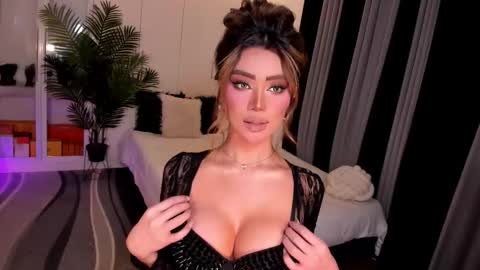 Snapshot of holee_laura chatting on September 2025 03:08:01 AM Ms. Laura online show from September 2025 03:08:01 AM