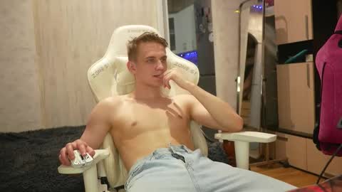 Snapshot of holiday_boys chatting on October 2025 09:13:01 PM Extaz Athrey Howard online show from October 2025 09:13:01 PM