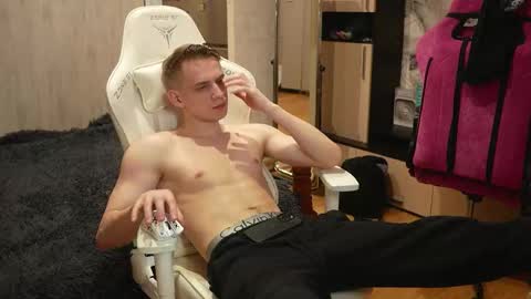 Snapshot of holiday_boys chatting on October 2025 07:52:01 PM Extaz Athrey Howard online show from October 2025 07:52:01 PM