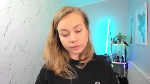 Snapshot of holly_bb95 chatting on October 2025 05:32:02 PM Holly online show from October 2025 05:32:02 PM