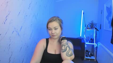 Snapshot of holly_bb95 chatting on October 2025 05:02:02 PM Holly online show from October 2025 05:02:02 PM