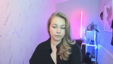 Snapshot of holly_bb95 chatting on October 2025 06:54:01 PM Holly online show from October 2025 06:54:01 PM