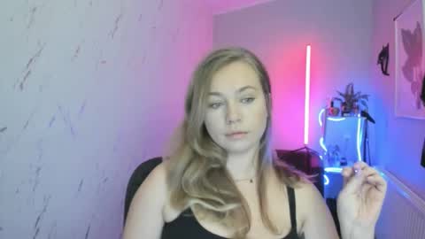 Snapshot of holly_bb95 chatting on October 2025 06:40:02 PM Holly online show from October 2025 06:40:02 PM