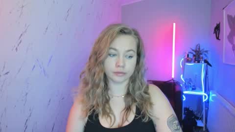 Snapshot of holly_bb95 chatting on October 2025 06:17:01 PM Holly online show from October 2025 06:17:01 PM