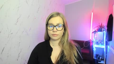 Holly online show from December 2025 08:49:01 PM
