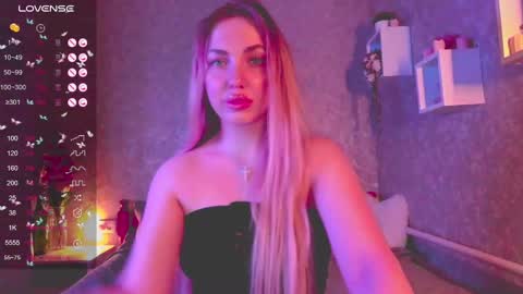 Snapshot of holly_molly8 chatting on January 2025 06:06:02 PM holly_molly8 online show from January 2025 06:06:02 PM