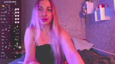 Snapshot of holly_molly8 chatting on January 2025 08:36:02 PM holly_molly8 online show from January 2025 08:36:02 PM