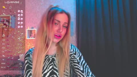 Snapshot of holly_molly8 chatting on January 2025 09:06:01 PM holly_molly8 online show from January 2025 09:06:01 PM