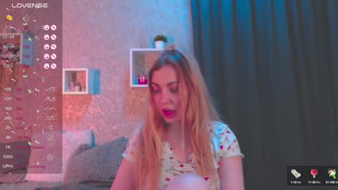 Snapshot of holly_molly8 chatting on January 2025 09:21:01 PM holly_molly8 online show from January 2025 09:21:01 PM