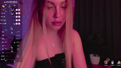 Snapshot of holly_molly8 chatting on January 2025 07:00:01 PM holly_molly8 online show from January 2025 07:00:01 PM