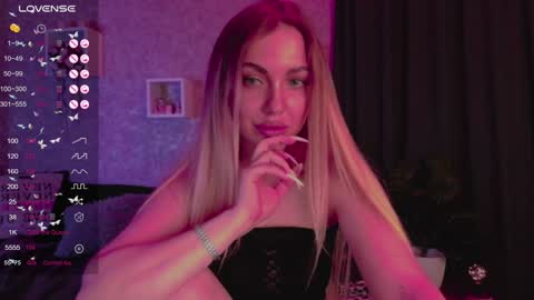 Snapshot of holly_molly8 chatting on January 2025 10:45:01 PM holly_molly8 online show from January 2025 10:45:01 PM