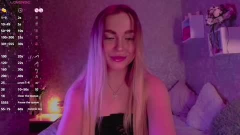 Snapshot of holly_molly8 chatting on March 2025 07:25:02 AM holly_molly8 online show from March 2025 07:25:02 AM