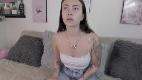 Snapshot of holly_rose69 chatting on October 2025 03:45:02 PM Holly online show from October 2025 03:45:02 PM