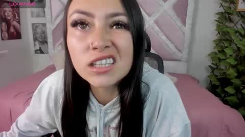 Snapshot of holly_rose69 chatting on November 2025 12:46:01 AM Holly online show from November 2025 12:46:01 AM