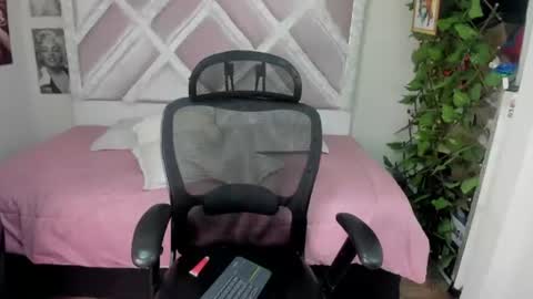 Snapshot of holly_rose69 chatting on June 2026 12:59:01 AM Holly online show from June 2026 12:59:01 AM