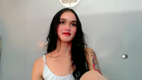 Snapshot of holly_sunshine69 chatting on January 2025 09:30:02 AM Apple online show from January 2025 09:30:02 AM