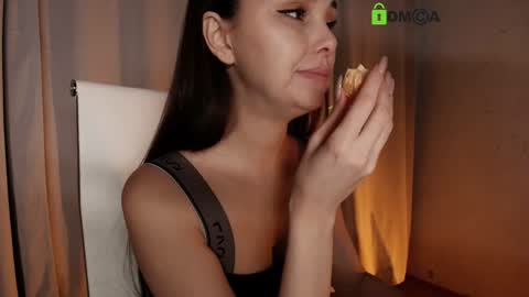 hollyextra online show from March 2026 04:21:01 PM