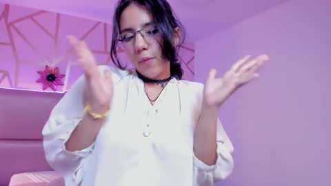 hollypeach_ online show from November 2025 09:30:01 AM