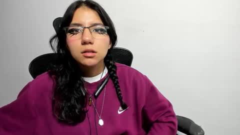 hollypeach_ online show from November 2025 07:52:02 PM