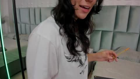 hollypeach_ online show from April 2026 08:07:01 PM
