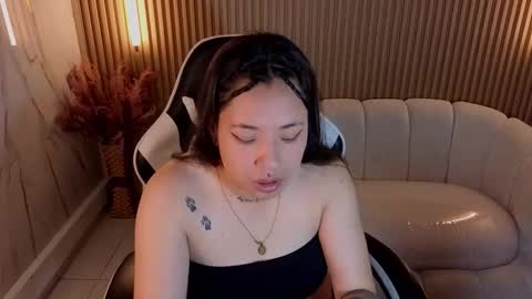 Holly  online show from November 2025 12:51:02 PM