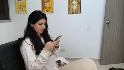 hollyshit_ online show from November 2025 01:05:02 AM