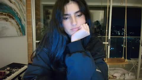 hollyshit_ online show from April 2026 02:37:02 AM