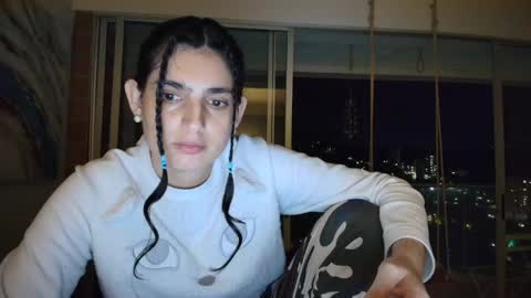 hollyshit_ online show from May 2026 01:33:02 AM