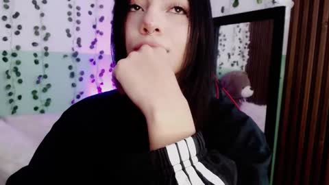 Snapshot of hollyxx_ chatting on December 2024 05:52:02 PM holly online show from December 2024 05:52:02 PM