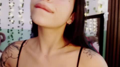 Snapshot of hollyxx_ chatting on December 2024 08:57:02 PM holly online show from December 2024 08:57:02 PM