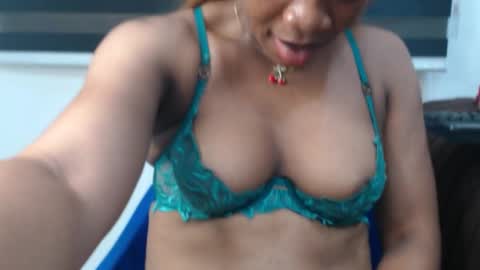 Snapshot of honey_dollxx chatting on March 2026 05:18:02 PM Flora online show from March 2026 05:18:02 PM