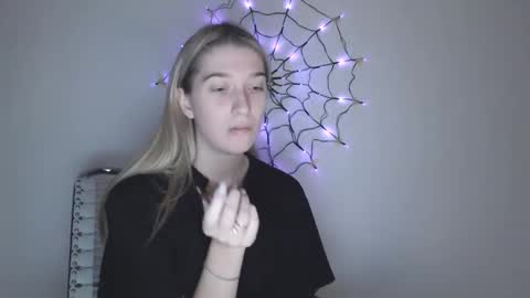 honeyveil online show from November 2025 02:07:02 PM