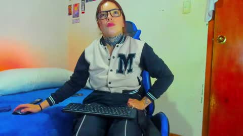 Snapshot of hoot_alicee chatting on April 2026 09:21:02 PM ONLYFANS online show from April 2026 09:21:02 PM
