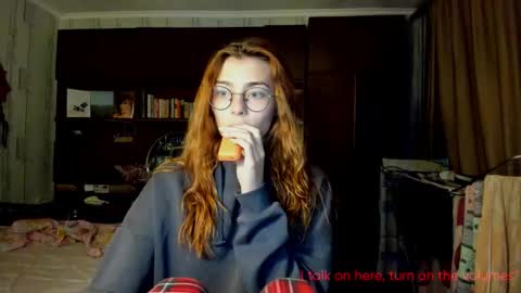 Snapshot of hoppypoppyy chatting on October 2025 03:35:02 PM Bambi online show from October 2025 03:35:02 PM