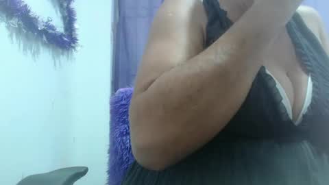 Snapshot of horny_mommy17 chatting on October 2025 05:23:02 PM armina online show from October 2025 05:23:02 PM