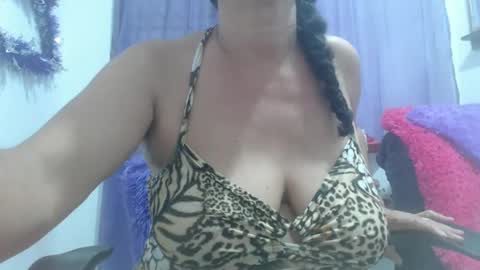 Snapshot of horny_mommy17 chatting on October 2025 07:09:02 PM armina online show from October 2025 07:09:02 PM