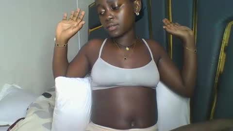 Snapshot of hornybella84 chatting on November 2025 08:52:01 PM Bella online show from November 2025 08:52:01 PM