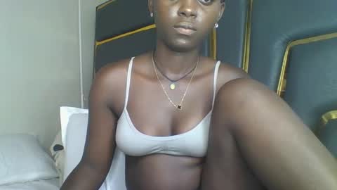 Snapshot of hornybella84 chatting on November 2025 09:17:02 AM Bella online show from November 2025 09:17:02 AM