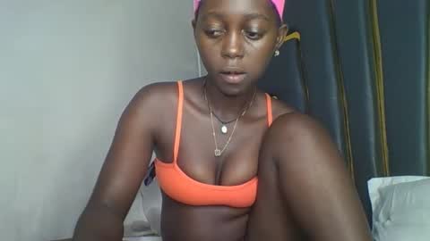 Snapshot of hornybella84 chatting on November 2025 05:57:02 AM Bella online show from November 2025 05:57:02 AM